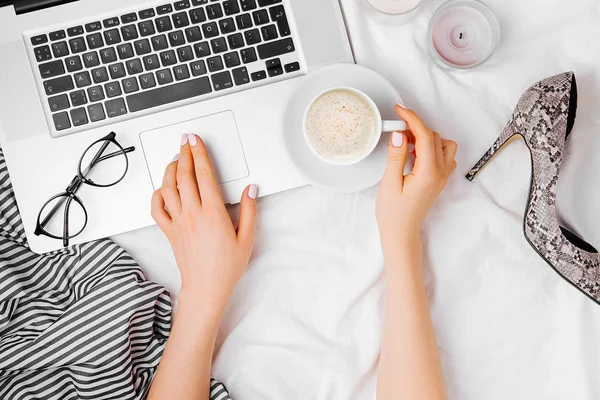 Mujer Joven Freelancer Trabajando Con Laptop Cama —  Fotos de Stock