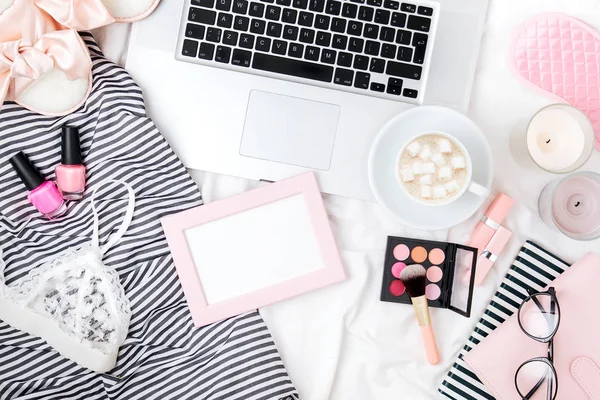 Modeblogger Arbeitsplatz Mit Laptop Und Damenaccessoires Bett Flache Lage Draufsicht — Stockfoto