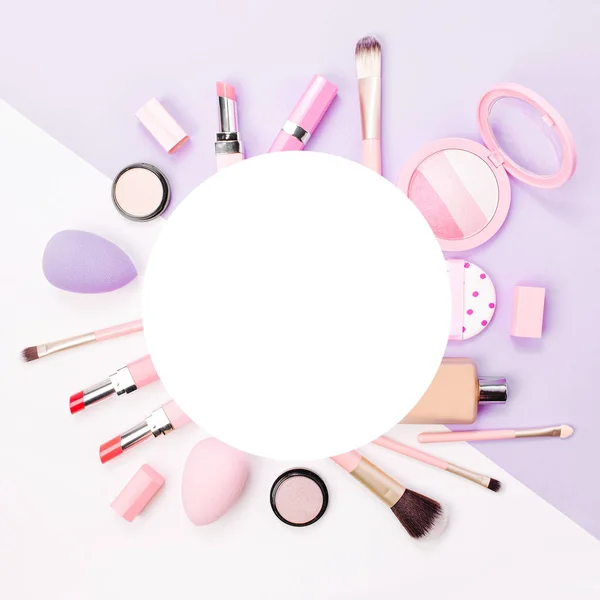 Çerçeve yapılmış kadın Aksesuar ve kozmetik ürünleri. Düz yatıyordu