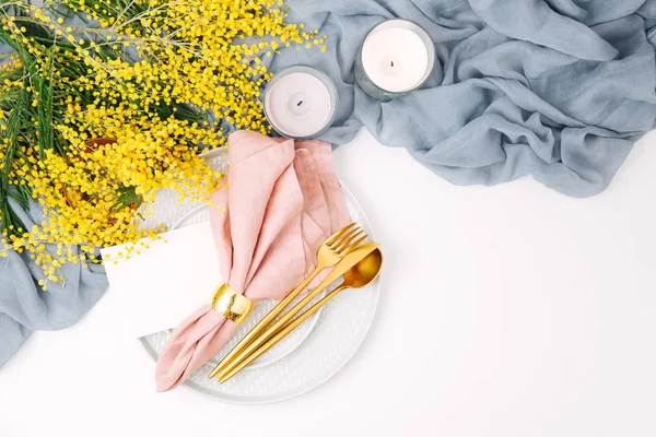 Feestelijke Tafel Instelling Borden Bestek Met Grijze Decoratieve Textiel Gele — Stockfoto