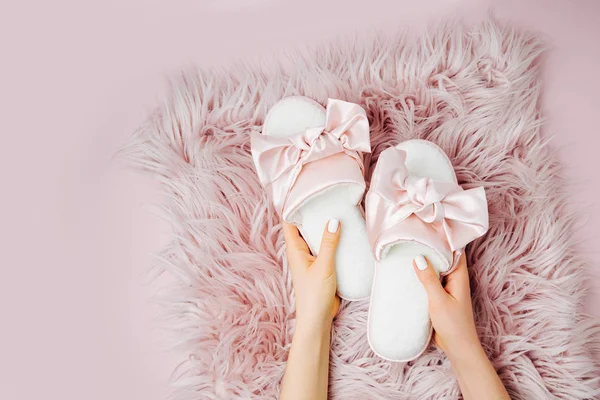 Female Hands Holding Beautiful Slippers Fluffy Fur Plaid Flat Lay — Stock Photo, Image