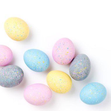 Soluk pembe, mavi, sarı ve gri Paskalya yumurtaları ile arka plan. Besteleri pastel renklerde. Paskalya kavramı.