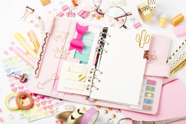 Kız gibi defter boomarks gözlük, kalemler, kurdeleler ile makas golkden pırıltılar, düz ile pembe pastel tonlarda yatıyordu