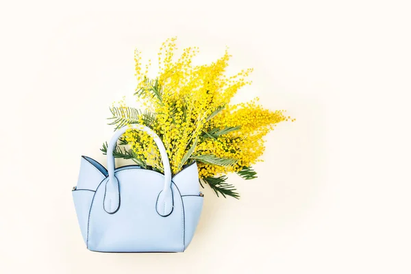 Bouquet Fiori Gialli Una Borsa Donna — Foto Stock