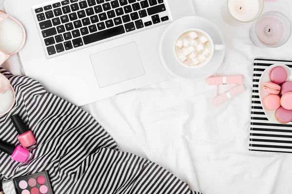 Mode Blogger Werkruimte Met Laptop Vrouw Accessoire Bed Vlakke Lay — Stockfoto