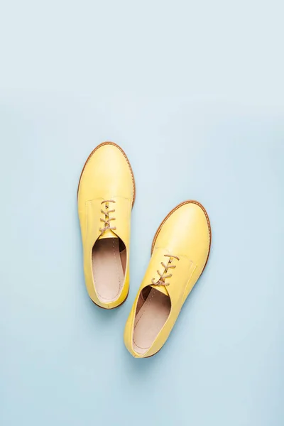 Sapatos Amarelos Elegantes Fundo Azul Pálido Flat Lay — Fotografia de Stock