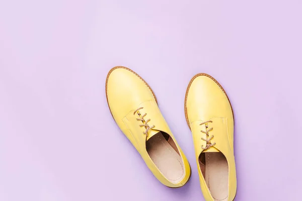 Sapatos Amarelos Elegantes Fundo Violeta Pálido Flat Lay — Fotografia de Stock