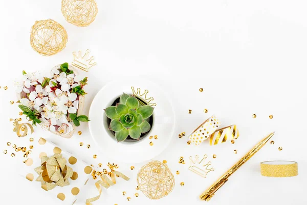 多肉の花 輝く白の装飾の他の黄金のものとフラット レイアウト — ストック写真