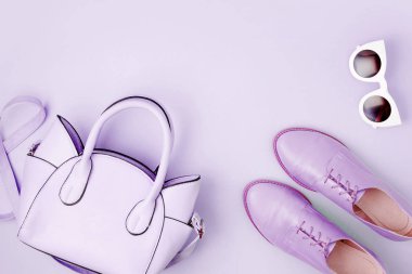 Güzel mavi bayan çanta, güneş gözlüğü ve şık sarı ayakkabı. Bahar moda kavramı