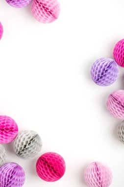 Manycolored dekoratif kağıt topları beyaz yüzeyi, üstten görünüm alanı Kopyala