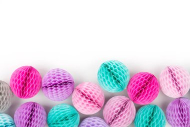 Manycolored dekoratif kağıt topları beyaz yüzeyi, üstten görünüm alanı Kopyala