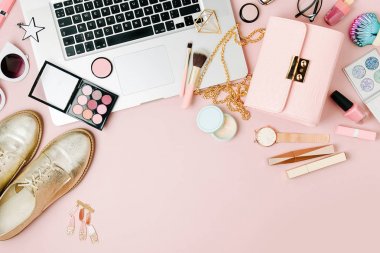 Moda blogger çalışma alanıyla soluk pembe tablo üzerinde laptop ve erkek Aksesuar, kozmetik ürünleri. düz yatıyordu, en iyi görünümü