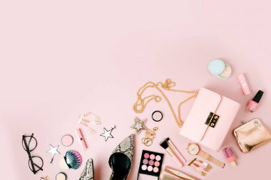 Kadın moda aksesuar düz yatıyordu, makyaj ürünleri ve çanta üzerinde pastel arka planını renklendirin. Güzellik ve moda kavramı
