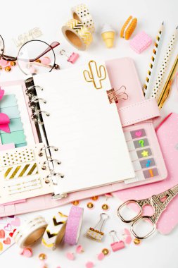 Kız gibi defter boomarks gözlük, kalemler, kurdeleler ile makas golkden pırıltılar, düz ile pembe pastel tonlarda yatıyordu