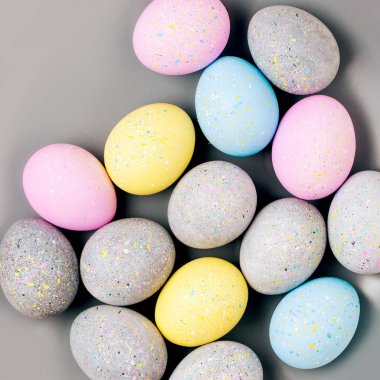 Paskalya yumurtaları plaka üzerinde. Pastel renklerde besteleri.