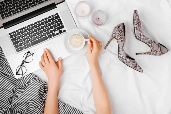 Mujer Joven Freelancer Trabajando Con Laptop Cama Concepto Blogger Moda — Foto de Stock