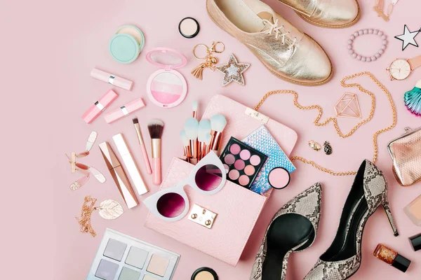 Flache Lage Weiblicher Modeaccessoires Make Produkte Und Handtasche Auf Pastellfarbenem — Stockfoto