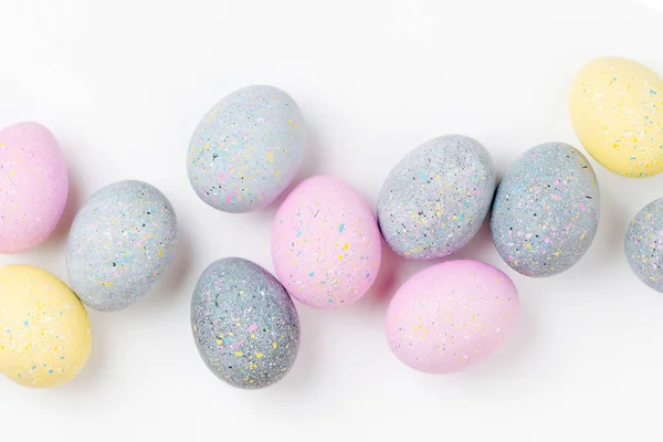 un conjunto de huevos de pascua en colores pastel sobre un fondo
