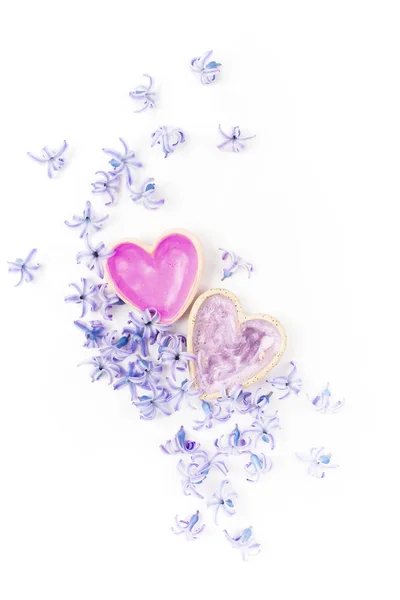Два Декоративных Розовых Сердца Куче Сиреневых Цветов Белом Крупным Планом — стоковое фото