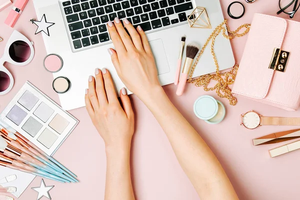 Fashion Blogger Working Laptop Workspace Female Accessory Cosmetics Products Pale — Stock Photo, Image