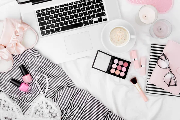 Fashion Blogger Area Kerja Dengan Laptop Dan Aksesori Wanita Tempat — Stok Foto