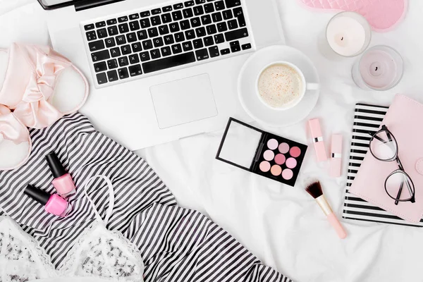 Mode Blogger Werkruimte Met Laptop Vrouw Accessoire Bed Vlakke Lay — Stockfoto