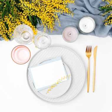 Festival tabak, çatal bıçak takımı, gri dekoratif Tekstil, Mimoza, cam ve beyaz arka plan üzerinde mum boş oyun kağıdı.