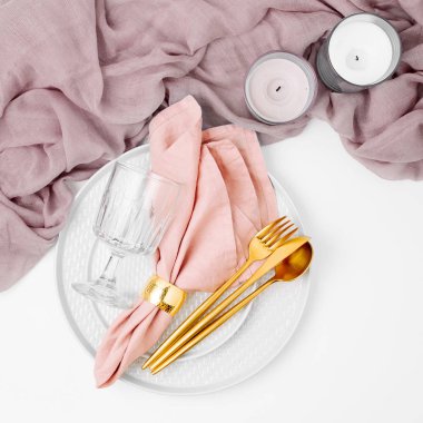 Festival tabak ve çatal bıçak takımı gri dekoratif Tekstil, takımları peçete ve beyaz zemin üzerine mum.