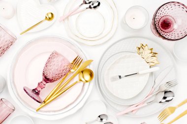 Üstten Görünüm içinde beyaz, pembe ve altın forma feative mutfak eşyaları.