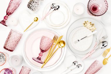 Üstten Görünüm içinde beyaz, pembe ve altın forma feative mutfak eşyaları.