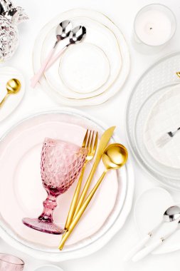 Üstten Görünüm içinde beyaz, pembe ve altın forma feative mutfak eşyaları.