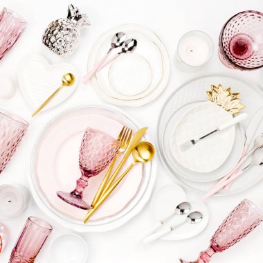 Üstten Görünüm içinde beyaz, pembe ve altın forma feative mutfak eşyaları.