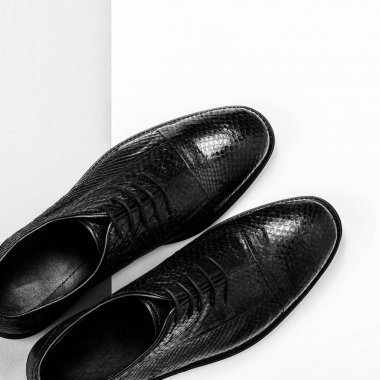 Beyaz arka plan üzerinde izole klasik erkek siyah deri ayakkabı