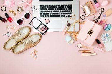 Laptop ve erkek aksesuarları, kozmetik ürünleri soluk pembe tablo ile moda blogger çalışma alanı.