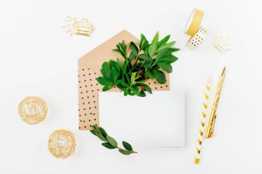 Zarf, boş kart, bileşimi yeşil yaprakları ve altın başı işleri ile tarz Resepsiyon. 