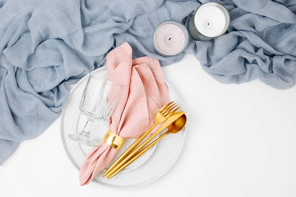 Feestelijke Borden Bestek Met Grijze Decoratieve Textiel Roze Servet Kaarsen — Stockfoto
