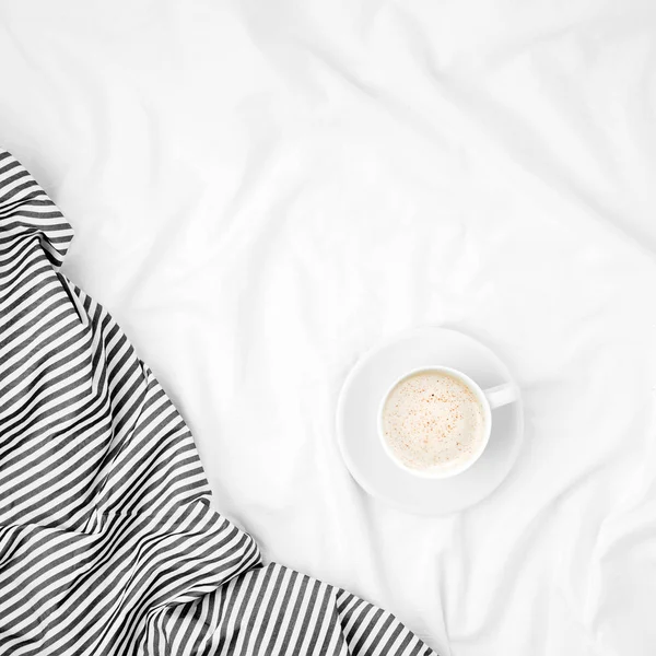 Sängkläder Lakan Med Aromatiskt Kaffekopp — Stockfoto