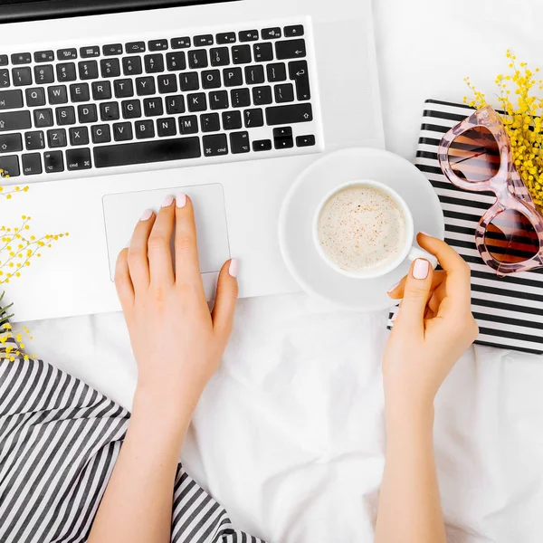 Mujer Joven Freelancer Trabajando Con Laptop Cama —  Fotos de Stock