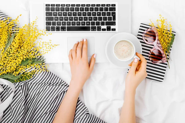 Mujer Joven Freelancer Trabajando Con Laptop Cama —  Fotos de Stock