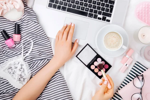 Fashion Blogger Werken Met Laptop Bed — Stockfoto