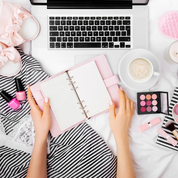 Fashion Blogger Werken Met Laptop Planner Bed Koffie Drinken — Stockfoto