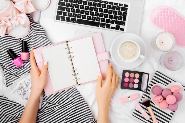 Fashion Blogger Werken Met Laptop Planner Bed Koffie Drinken — Stockfoto
