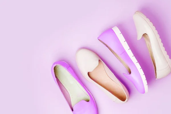 Modieuze Vrouwelijke Schoenen Pastel Kleuren Violette Achtergrond — Stockfoto