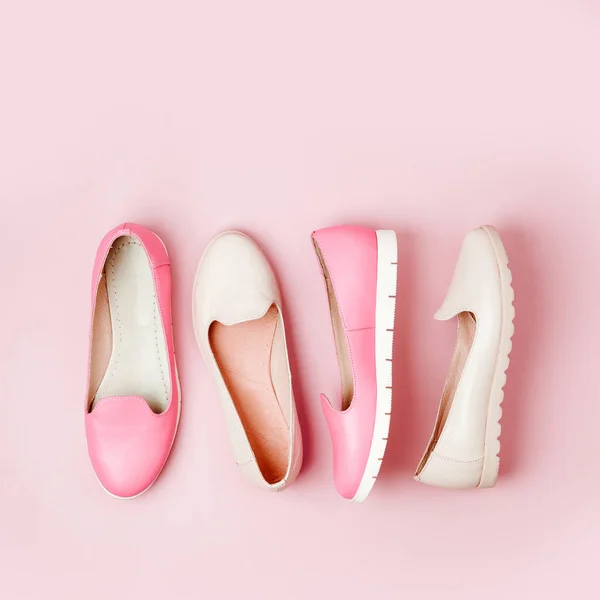 光ピンク背景にパステル カラーのスタイリッシュな女性靴 — ストック写真