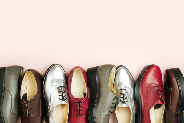 Modieuze Vrouwelijke Schoenen Diverse Kleuren Leggen Horizontale Rij Roze Achtergrond — Stockfoto