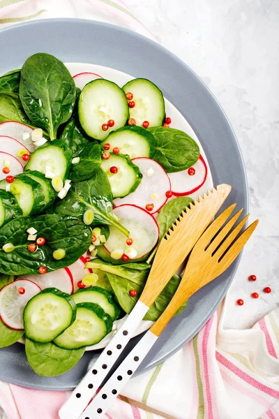 Insalata Verdure Crude Con Cetrioli Affettati Ravanelli Foglie Spinaci Pepe — Foto Stock