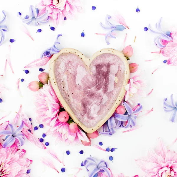 Рамка Рамы Хризантемы Других Цветов Розовым Керамическим Сердцем Белом Фоне — стоковое фото