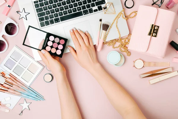Kadın Moda Blogger Ile Dizüstü Bilgisayar Aksesuarları Kozmetik Ürünleri Ile — Stok fotoğraf