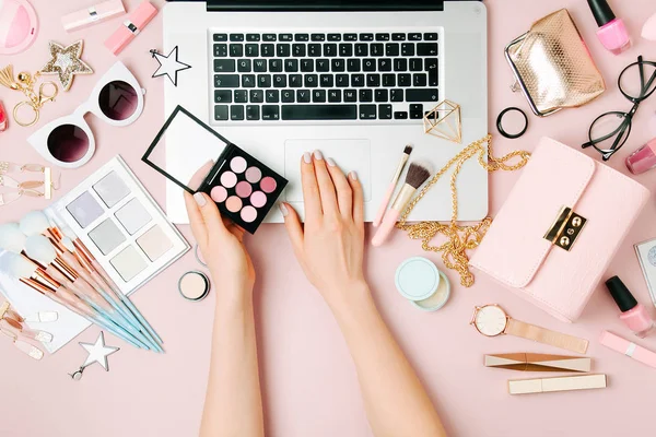 Vágott Női Divat Blogger Dolgozik Laptop Munkaterület Kiegészítőkkel Kozmetikai Termékek — Stock Fotó