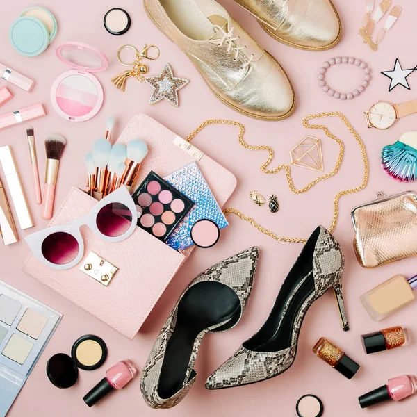 Flache Lage Weiblicher Modeaccessoires Make Produkte Und Handtasche Auf Pastellfarbenem — Stockfoto